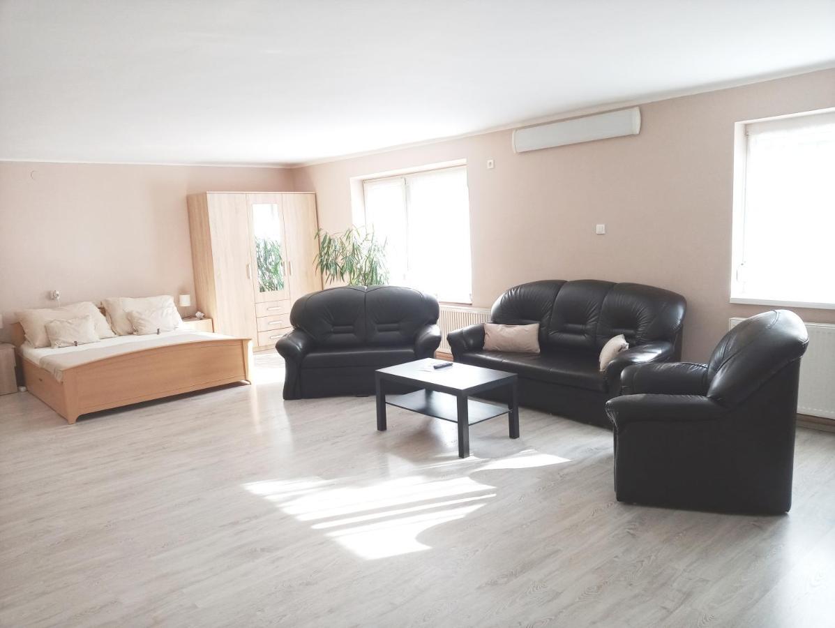Stardust Apartman เปตช์ ภายนอก รูปภาพ