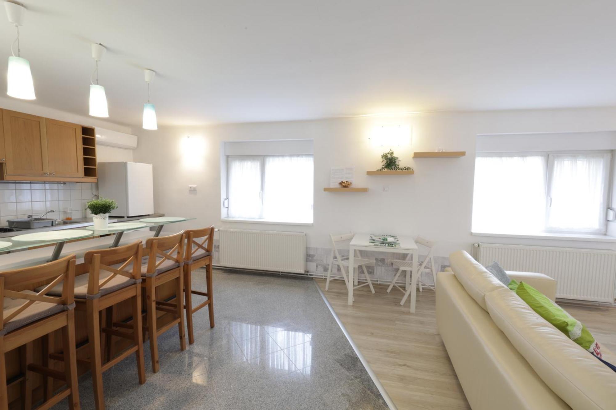 Stardust Apartman เปตช์ ภายนอก รูปภาพ